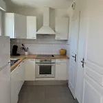 : 47m², Balcon, Parking Privé, Ascenseur - Fr-1-738-48 * Royan